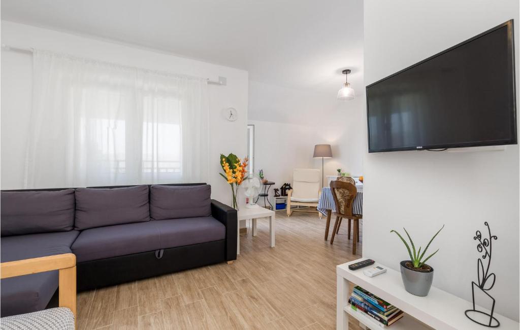 1 Bedroom Lovely Apartment In Vlasici photo 3