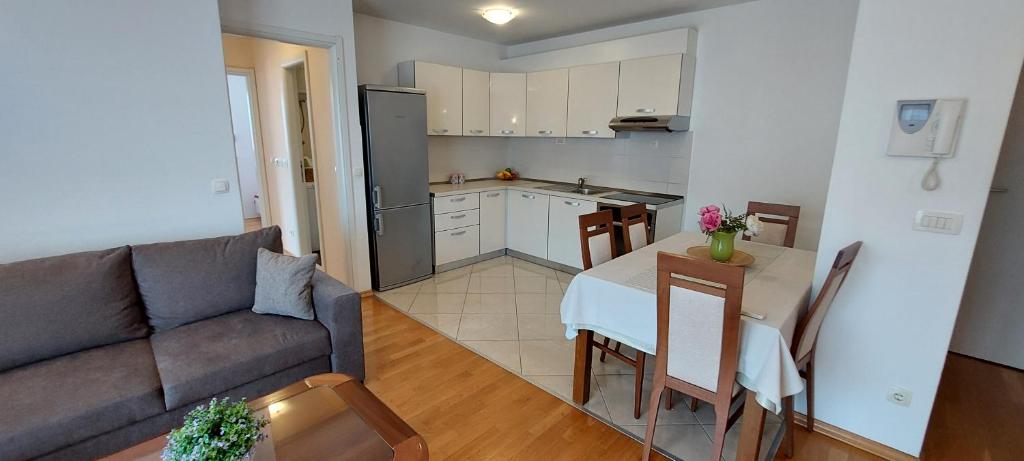 Split Terrace & Free Parking Studio photo 3