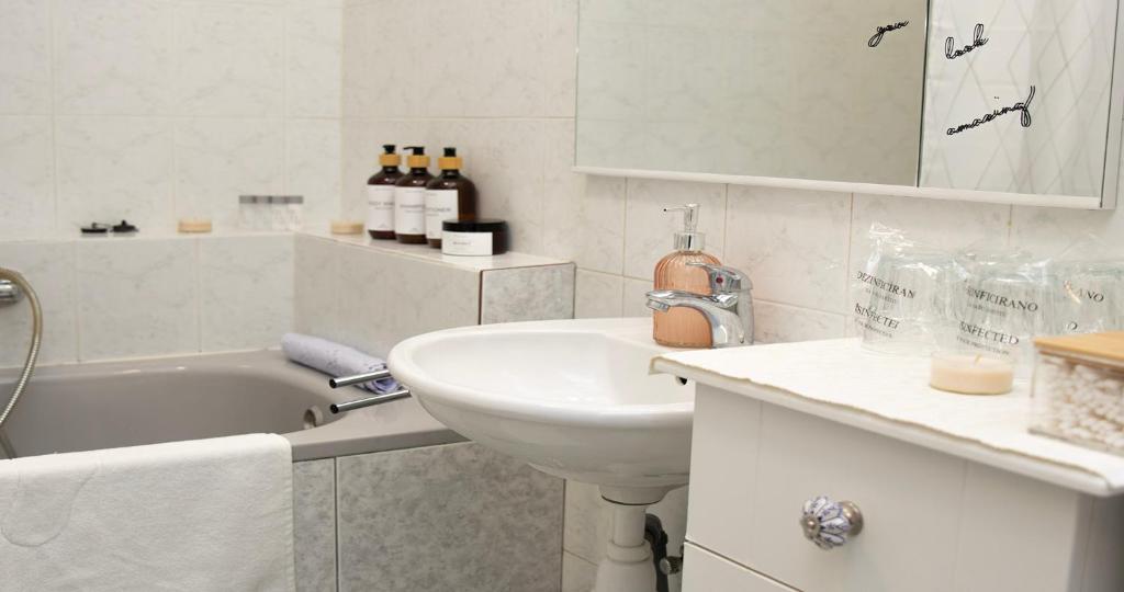 White Door Zagreb self check-in apartment with free public parking photo 3