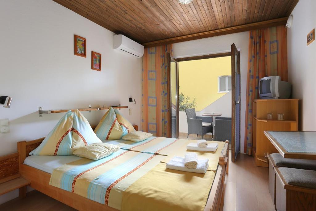 Apartments and rooms by the sea Nemira - Omis - 2781 photo 2