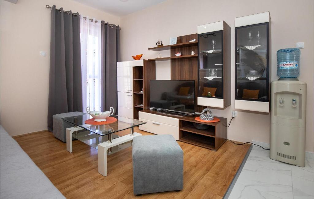 Six-Bedroom Holiday Home In Klek photo 3