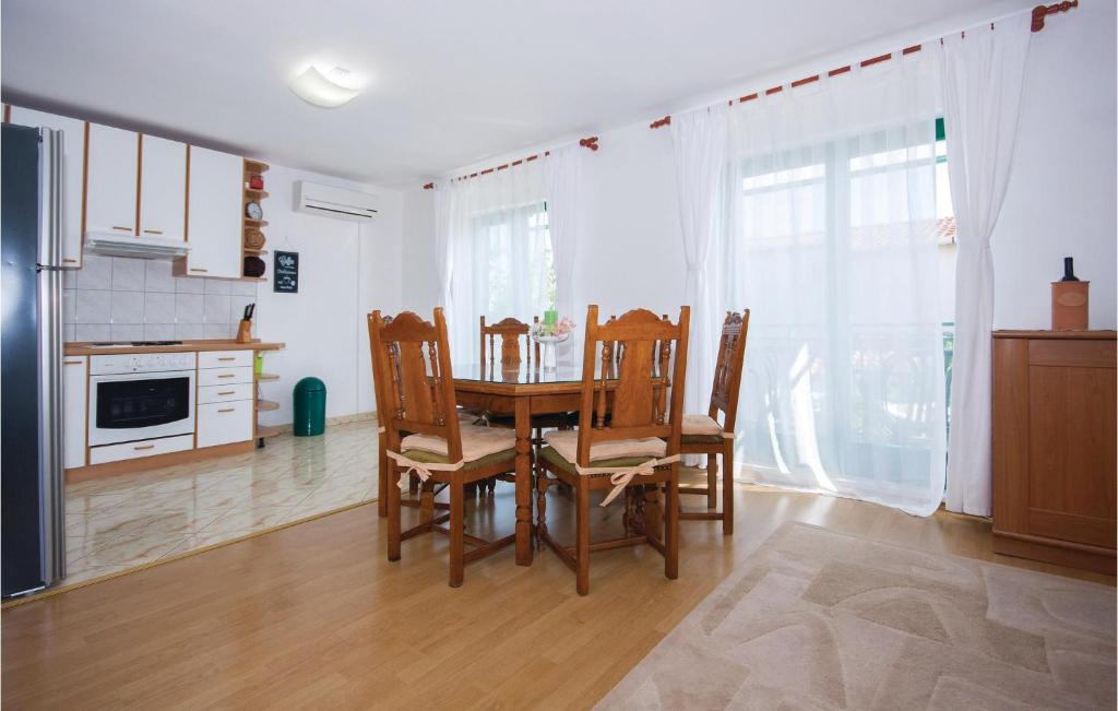 Three-Bedroom Apartment In Pirovac photo 2