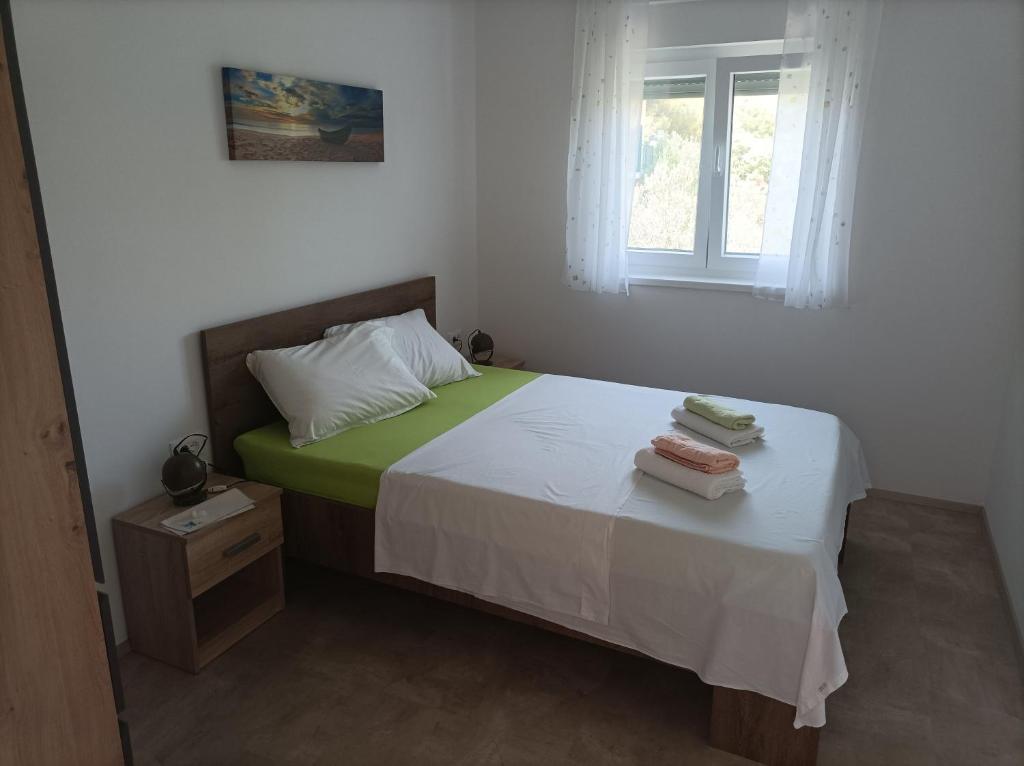 Spacious 2-bedroom apartment with terrace sea view photo 2