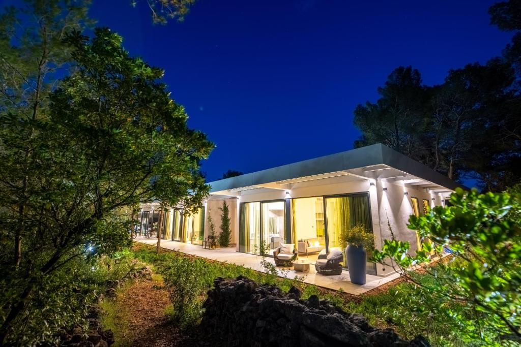 Secluded Hvar Villa 4 Bedrooms Villa Kucno Drvo Short Walk To Beach — photo 1