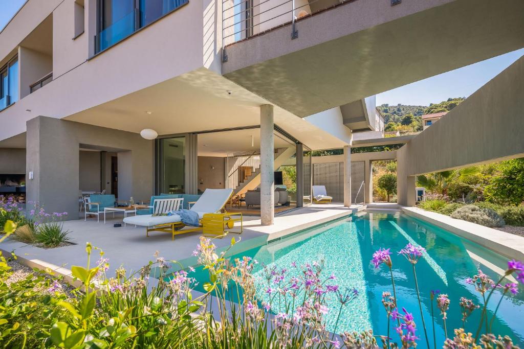 Seaview and Pool House Manu photo 3