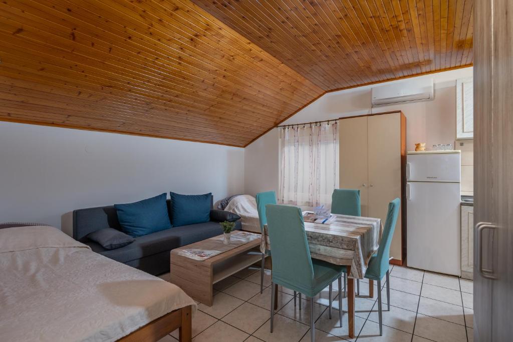 Studio Apartment Iva - Happy Rentals photo 2