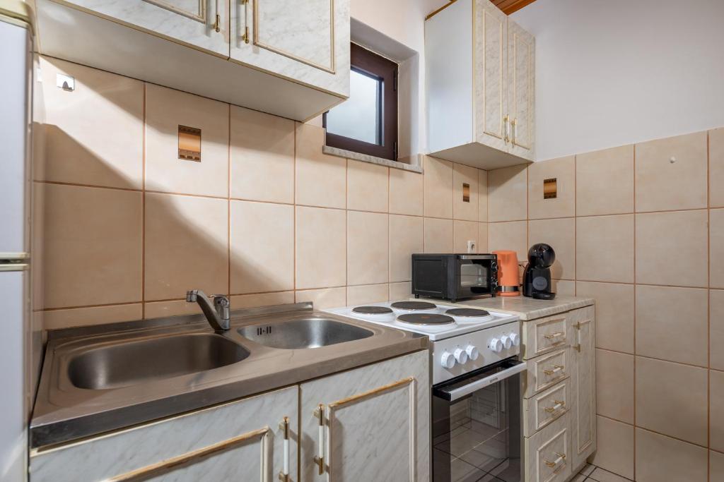 Studio Apartment Iva - Happy Rentals photo 3