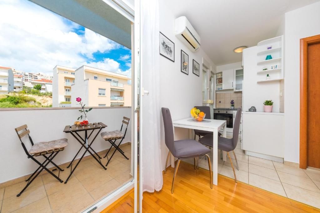 Spacious studio with balcony photo 2