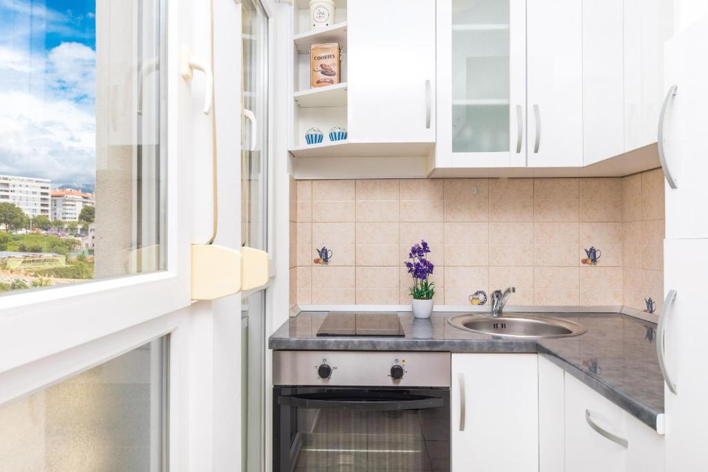 Spacious studio with balcony photo 3
