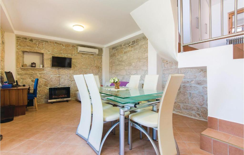 Three-Bedroom Holiday Home In Krusevo photo 2