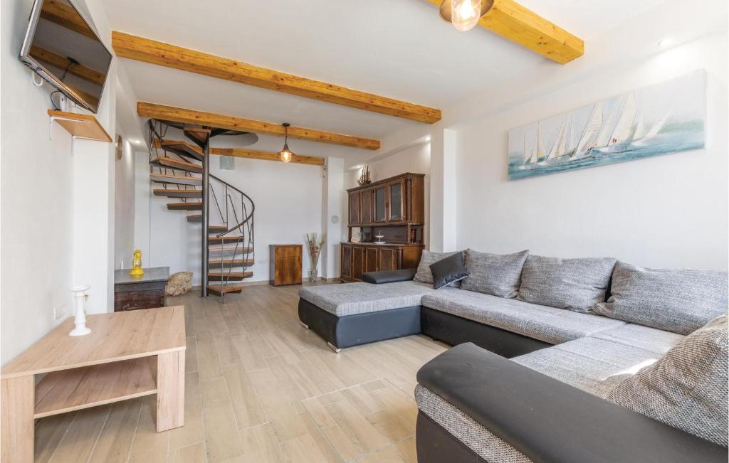 Three-Bedroom Holiday Home In Stanici photo 2