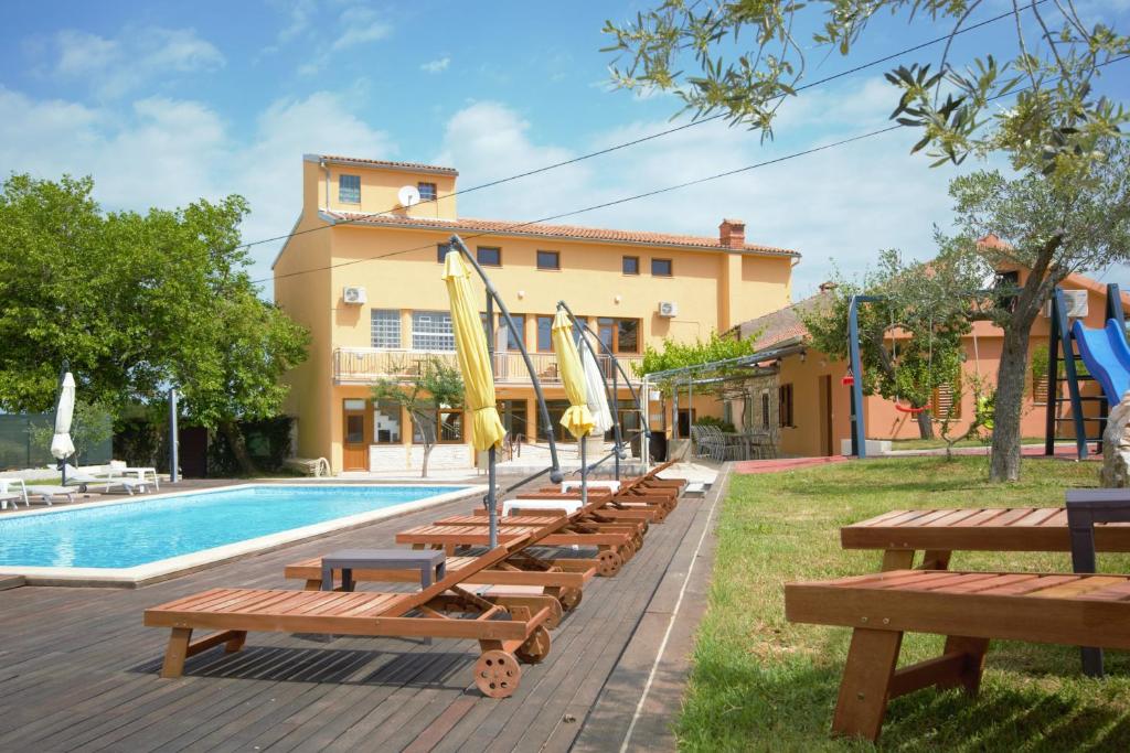 XXL Holiday Home with Pool photo 2