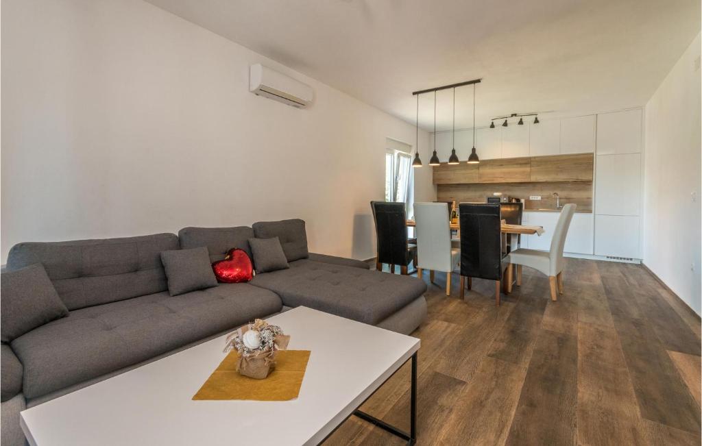 3 Bedroom Amazing Apartment In Turanj photo 2