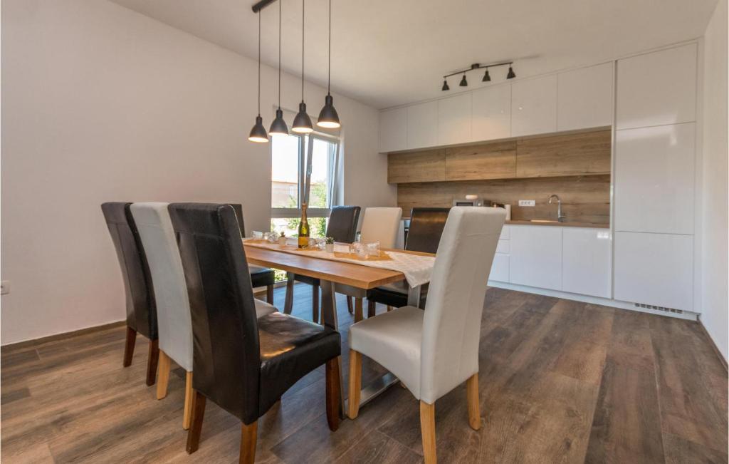 3 Bedroom Amazing Apartment In Turanj photo 3
