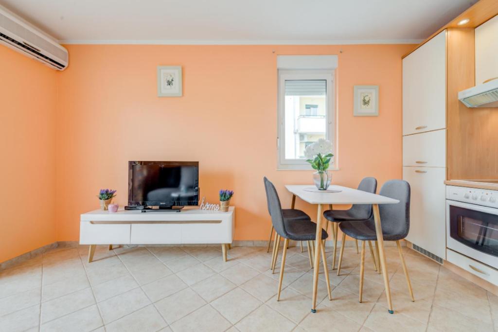 The best OLD TOWN view apartment — photo 1