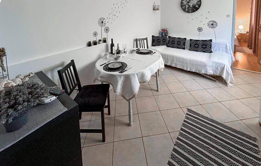 1 Bedroom Gorgeous Apartment In Jesenice photo 3