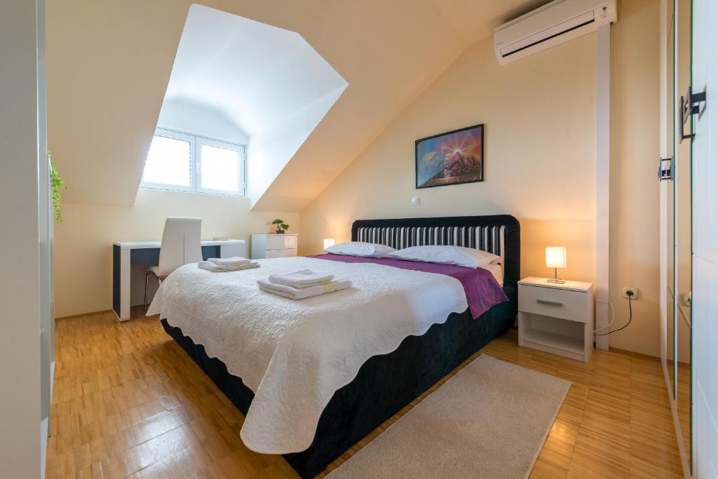 Sunlit Comfort Apartments photo 2