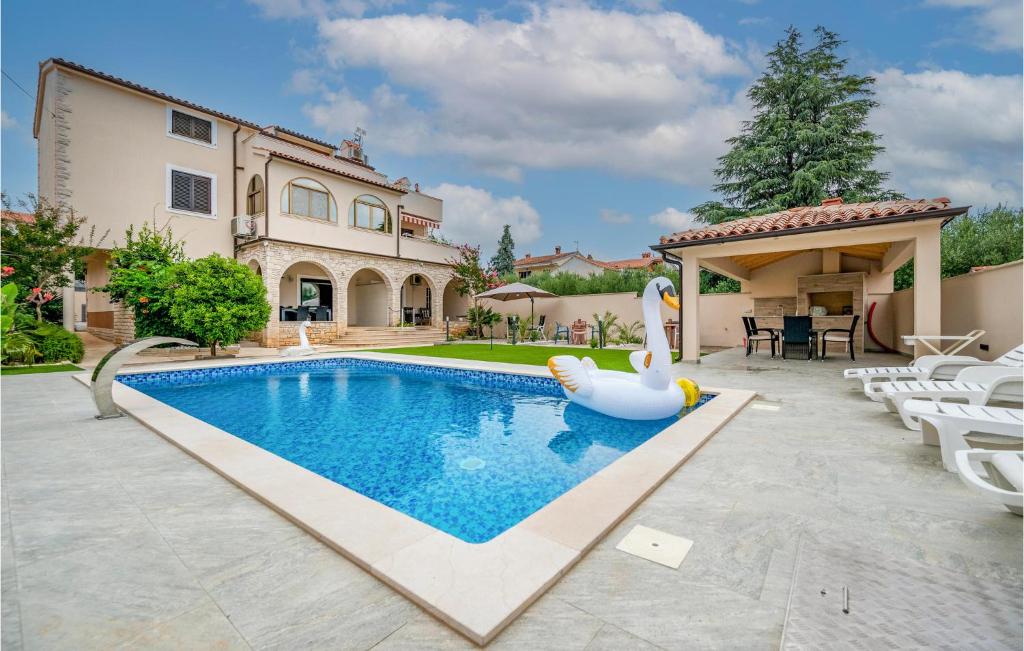Beautiful Apartment In Medulin With Swimming Pool — photo 1