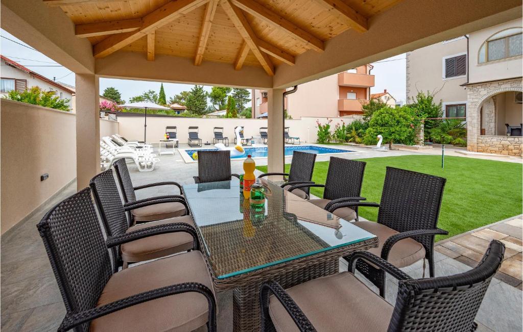 Beautiful Apartment In Medulin With Swimming Pool photo 2