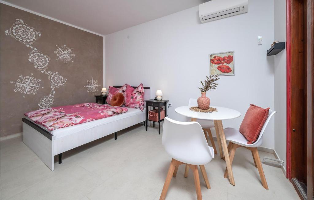 Beautiful Apartment In Medulin With Swimming Pool photo 3