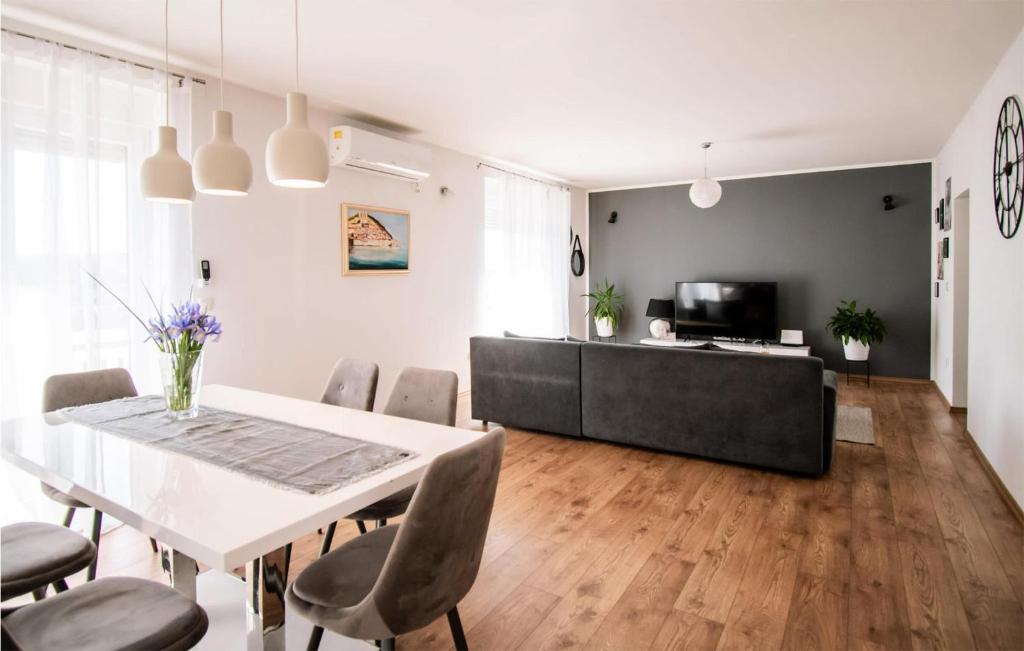 2 Bedroom Awesome Home In Sibenik photo 3