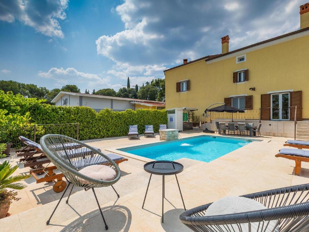 Holiday Home in Rovinjsko with Pool — photo 1