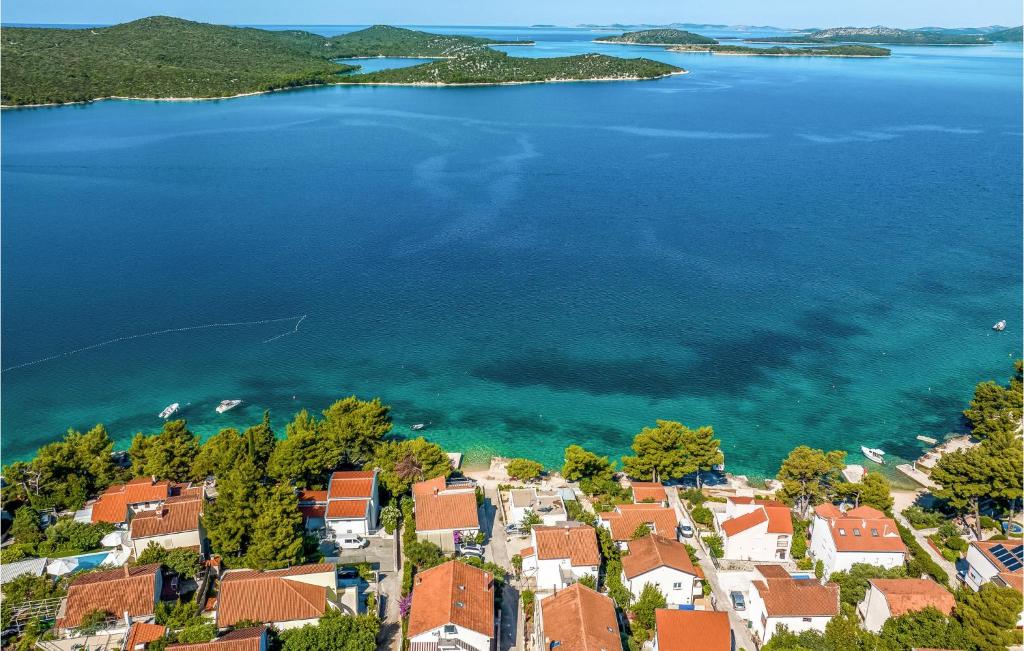 4 Bedroom Amazing Home In Zaboric photo 2