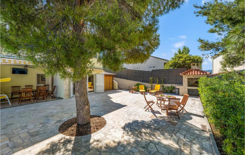 4 Bedroom Amazing Home In Zaboric photo 3
