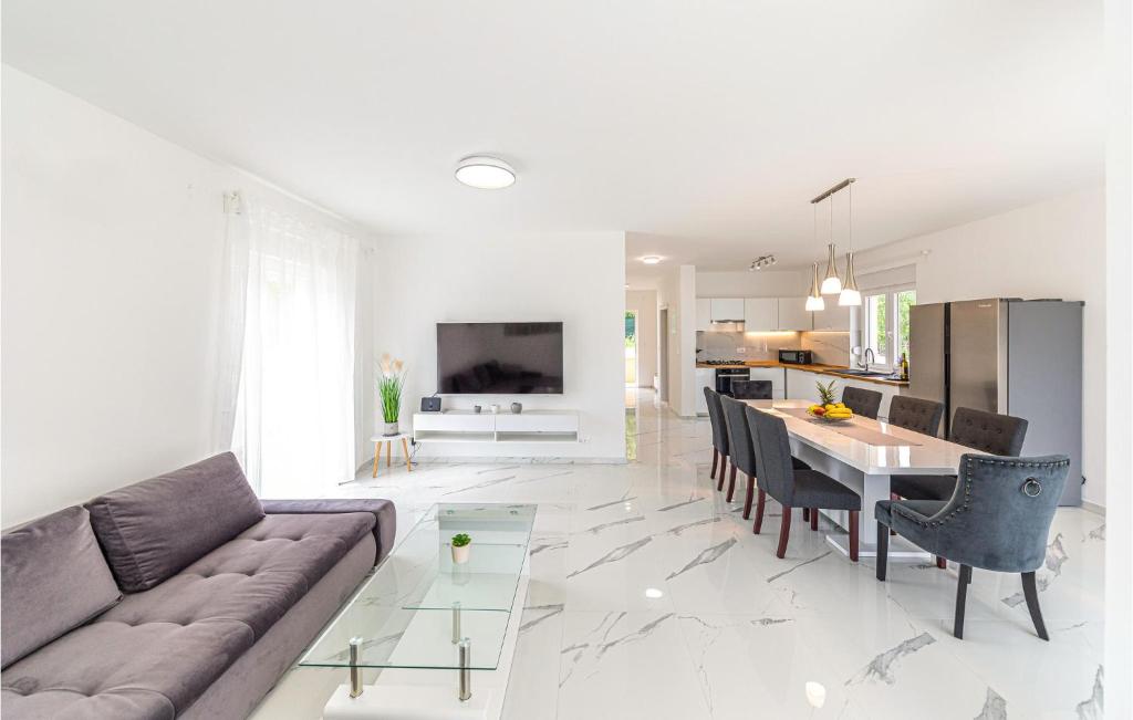 Nice Home In Primorski Dolac With Private Swimming Pool photo 2