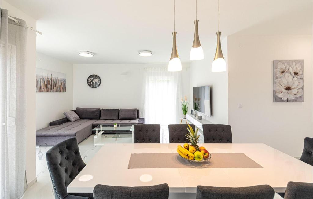 Nice Home In Primorski Dolac With Private Swimming Pool photo 3