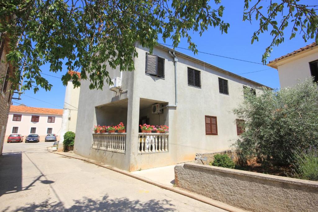 Apartments with parking space Sali — photo 1