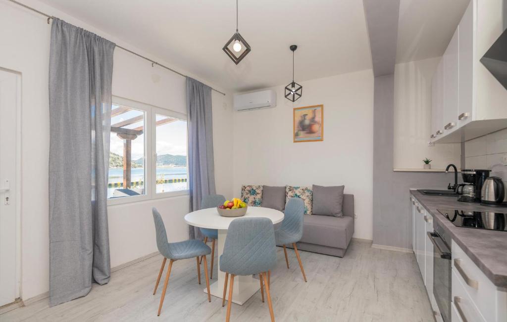 2 Bedroom Nice Apartment In Rogotin photo 3