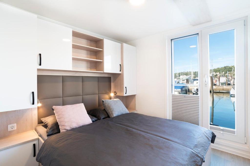 The Sea Lodges Novigrad - Hausboot Floating Sea House photo 2