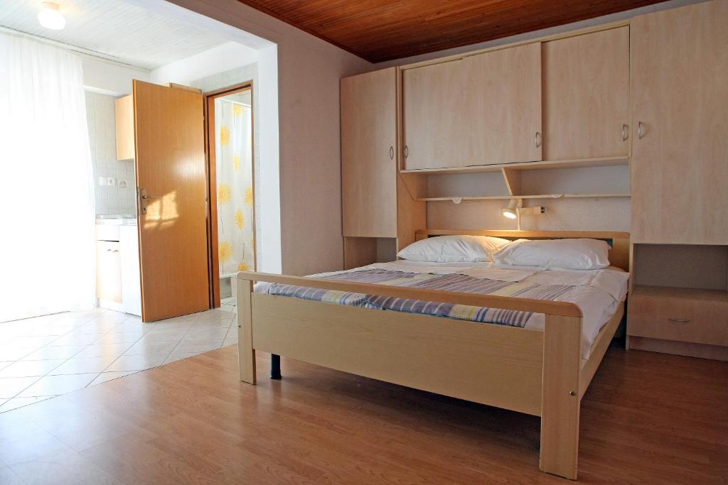 Apartments and rooms with parking space Palit photo 2