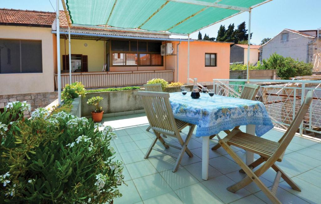 Three-Bedroom Apartment With A Fireplace In Stari Grad — photo 1