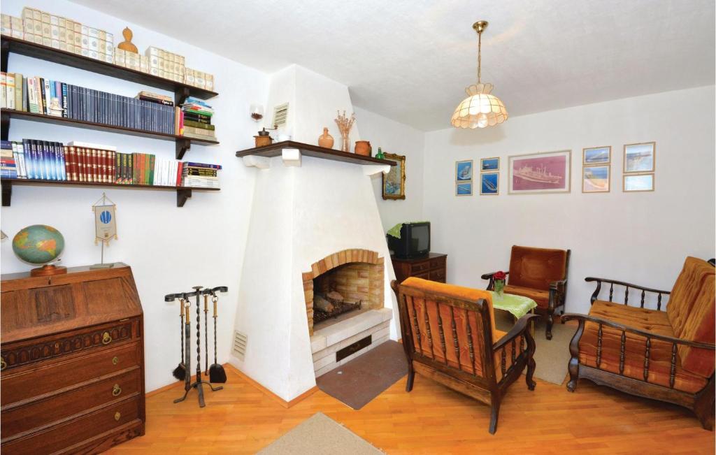 Three-Bedroom Apartment With A Fireplace In Stari Grad photo 2