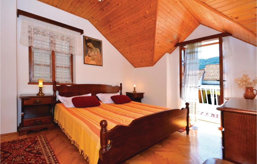 Three-Bedroom Apartment With A Fireplace In Stari Grad photo 3