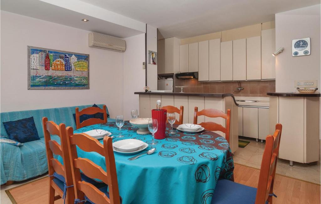 Three-Bedroom Apartment In Povlja photo 3