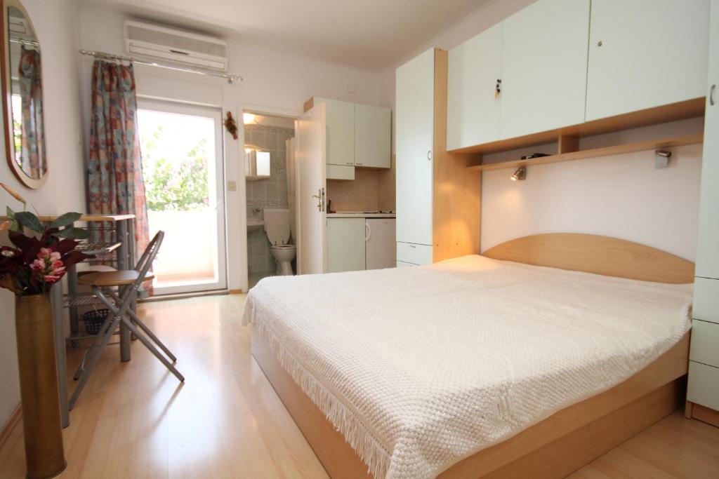 Apartments with parking space Makarska - 6693 photo 2