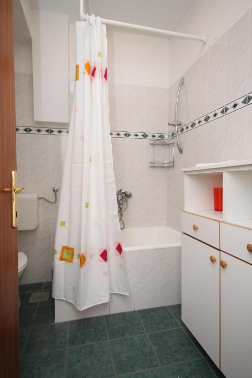 Apartments with parking space Makarska - 6693 photo 3