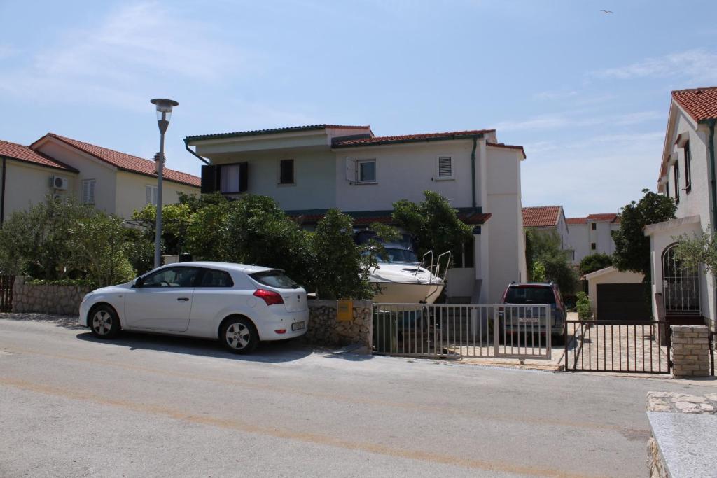 Apartments with a parking space Povljana — photo 1