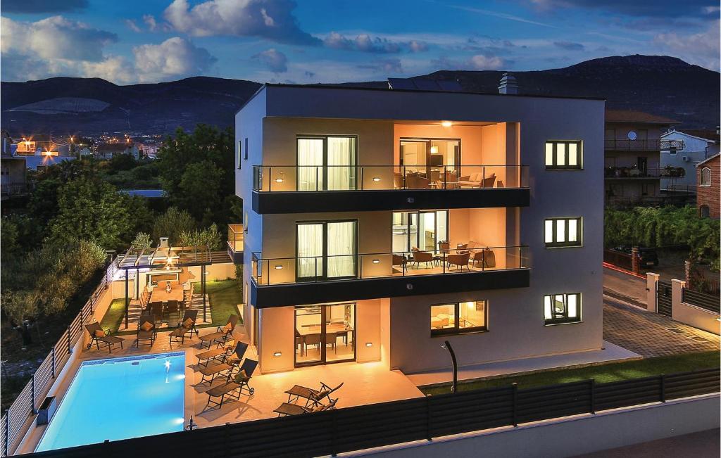 Eight-Bedroom Holiday Home In Kastel Novi — photo 1