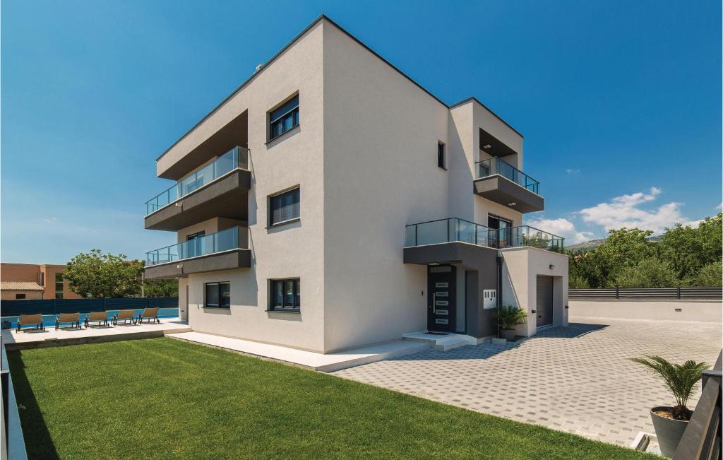 Eight-Bedroom Holiday Home In Kastel Novi photo 2