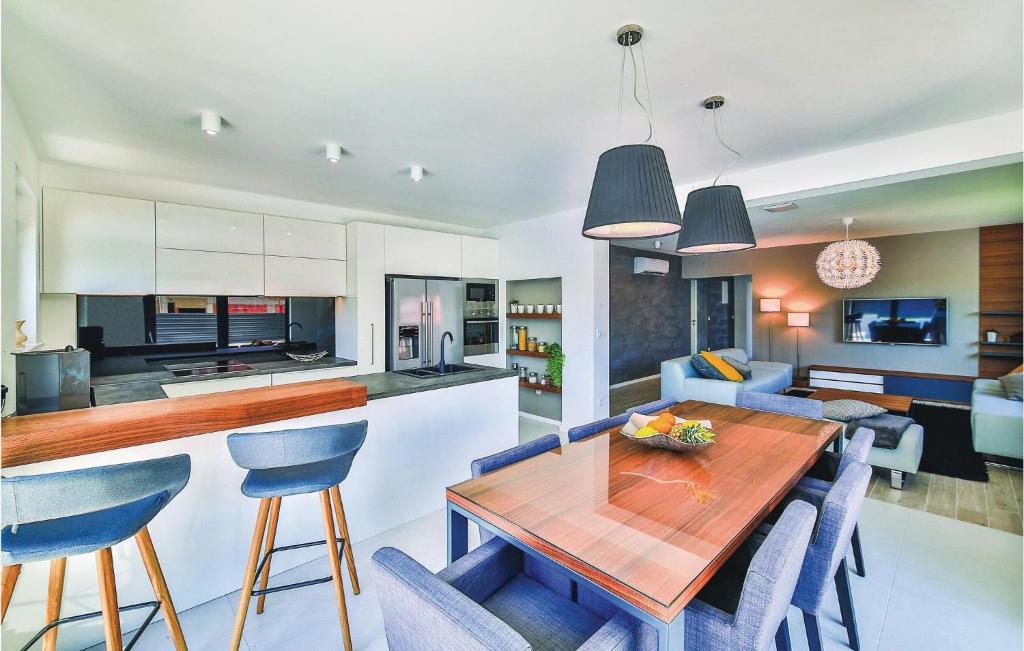 Eight-Bedroom Holiday Home In Kastel Novi photo 3