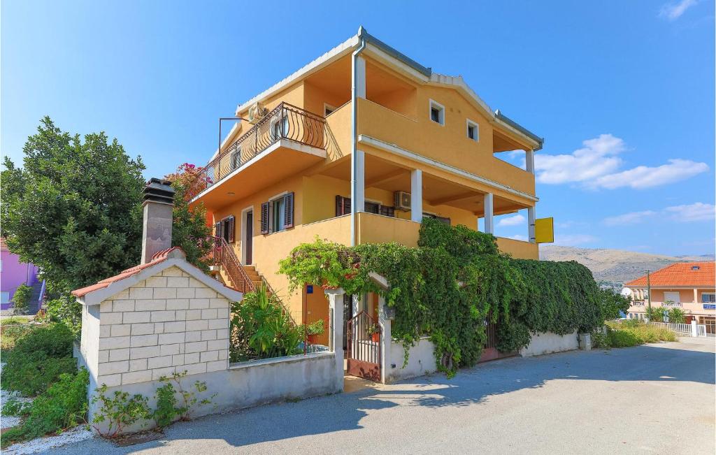 Three-Bedroom Apartment In Okrug Donji — photo 1