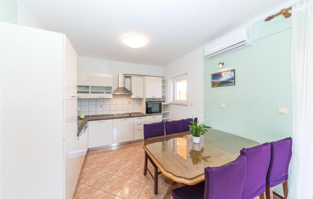 Three-Bedroom Apartment In Okrug Donji photo 2