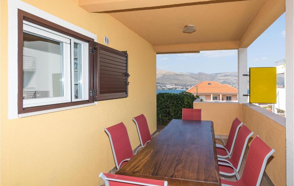 Three-Bedroom Apartment In Okrug Donji photo 3