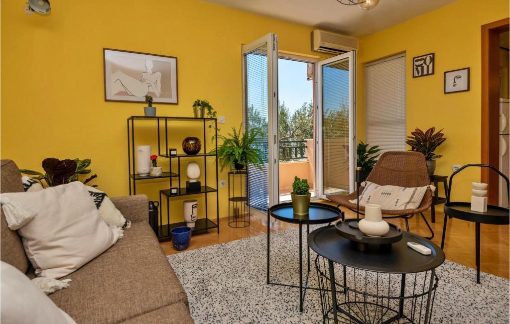 Three-Bedroom Apartment In Makarska photo 2