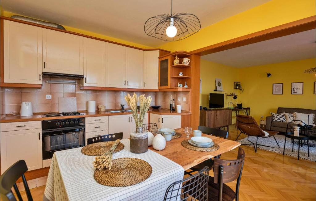 Three-Bedroom Apartment In Makarska photo 3