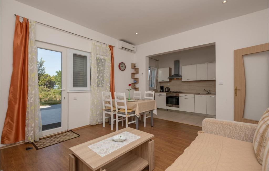 1 Bedroom Lovely Apartment In Makarska photo 3